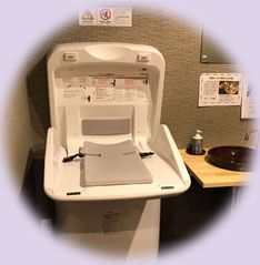 女子用トイレ内おむつ交換大